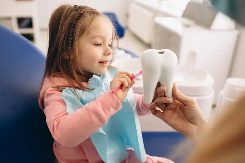 Paciente infantil en consulta dental